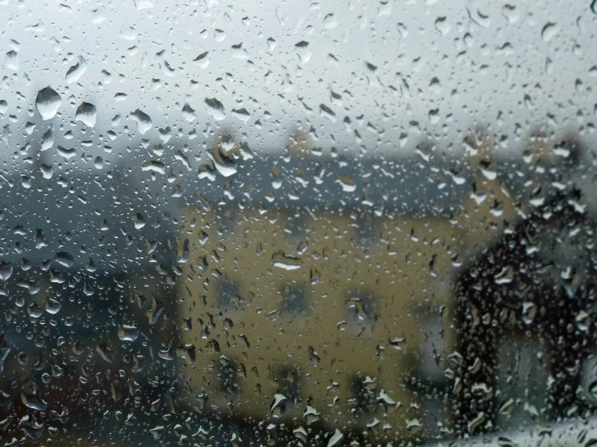 Капли на стекле. Капли дождя. Капли дождя на окне. Мокрый дождь. Окно в дождевых каплях