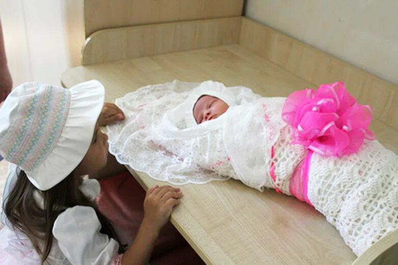 выписка из роддома. выписка с роддома. выписка новорожденных девочек с роддома. при рождении ребенка забирают. при рождении ребенка забирают.