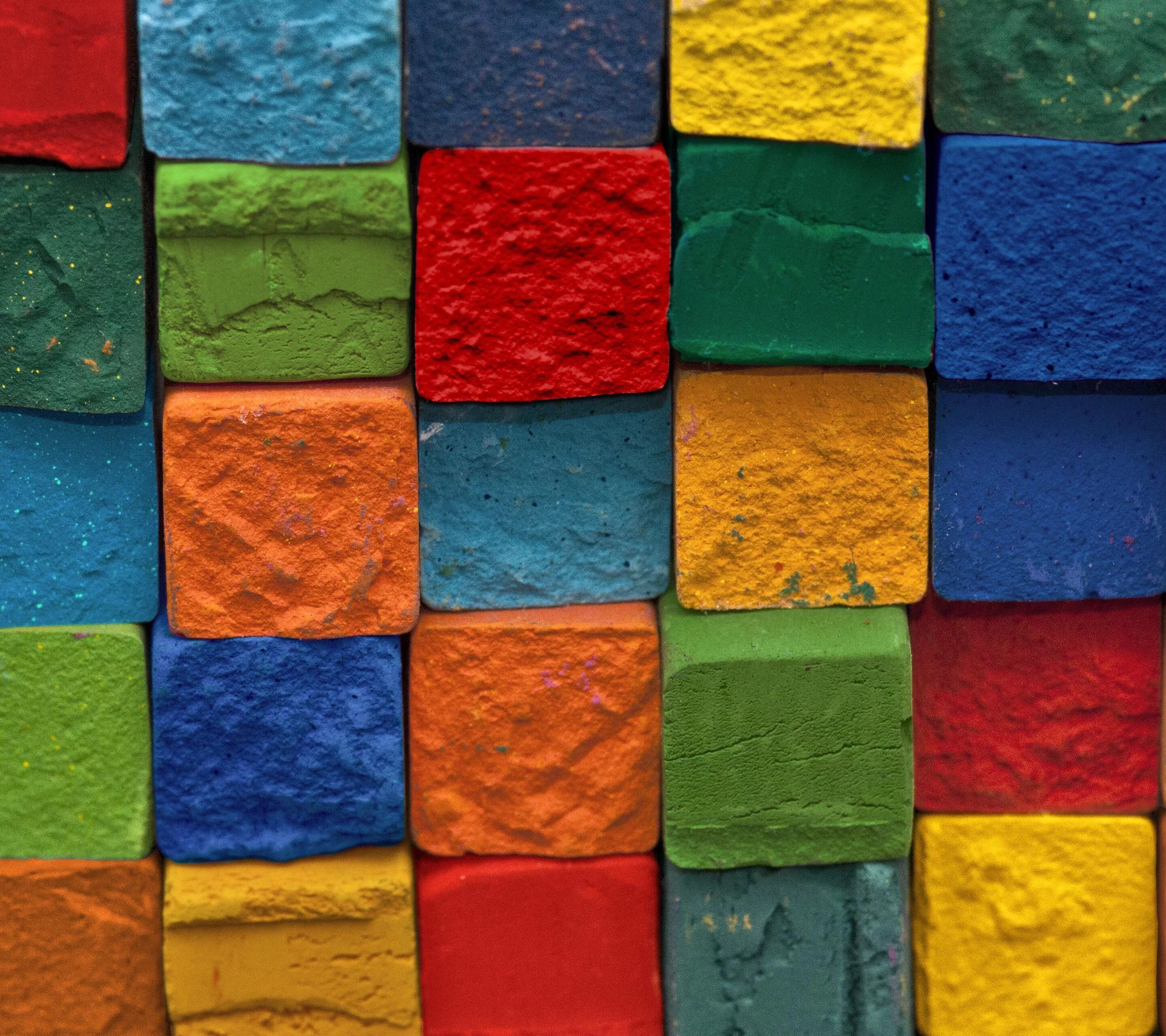 Пластилин кубики. Разноцветный кирпич. Разноцветные кубики. Цветной кирпич. Яркий кубик.