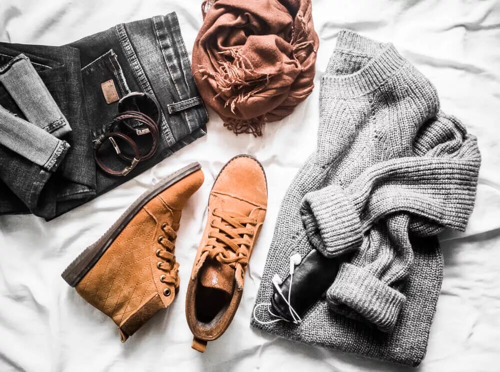 А также вещей и. Зима одежда синтетика обувь. Женские модные коричневые замшевые ботинки Эстетика. Фото одежды на крафтовом фоне.