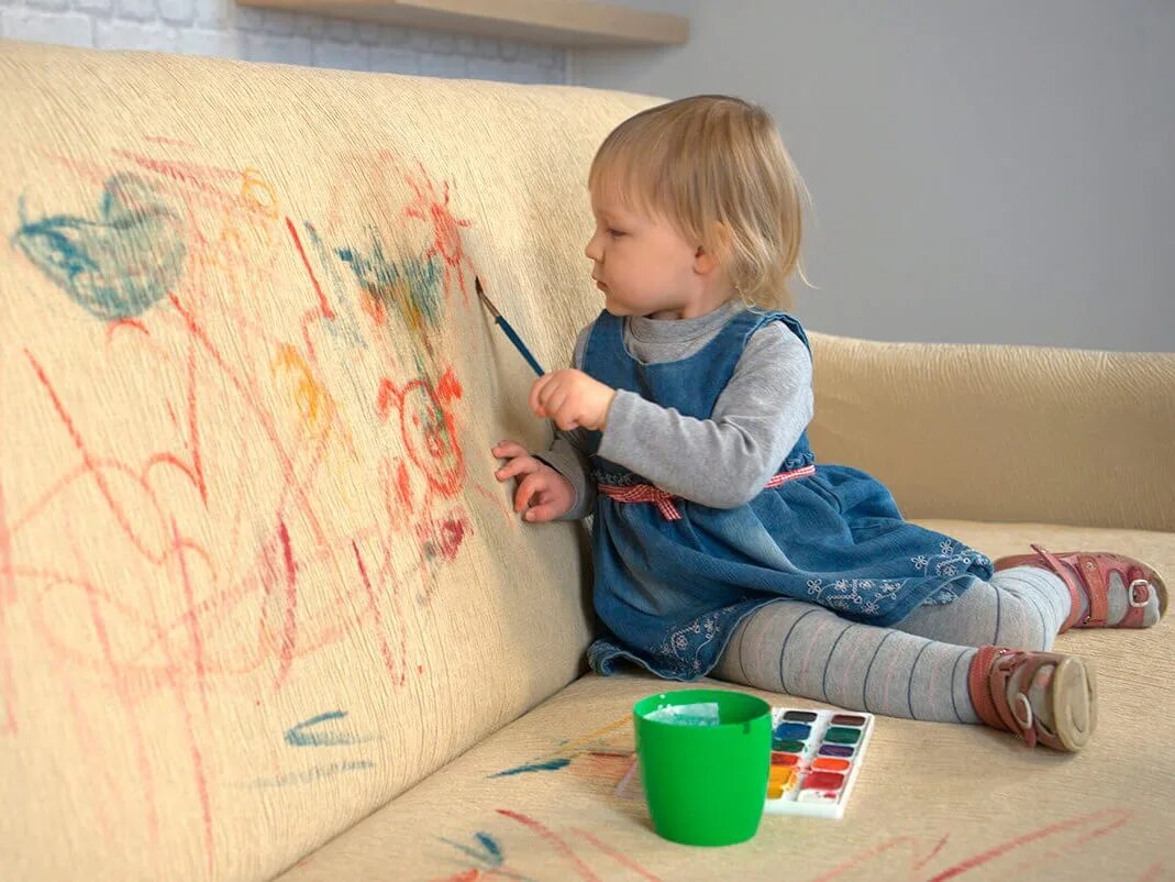 Про детские шалости. Рисование на обоях с детьми. Ребенок рисует на стене. Рисуем с детьми. Ребенок разрисовал стены.
