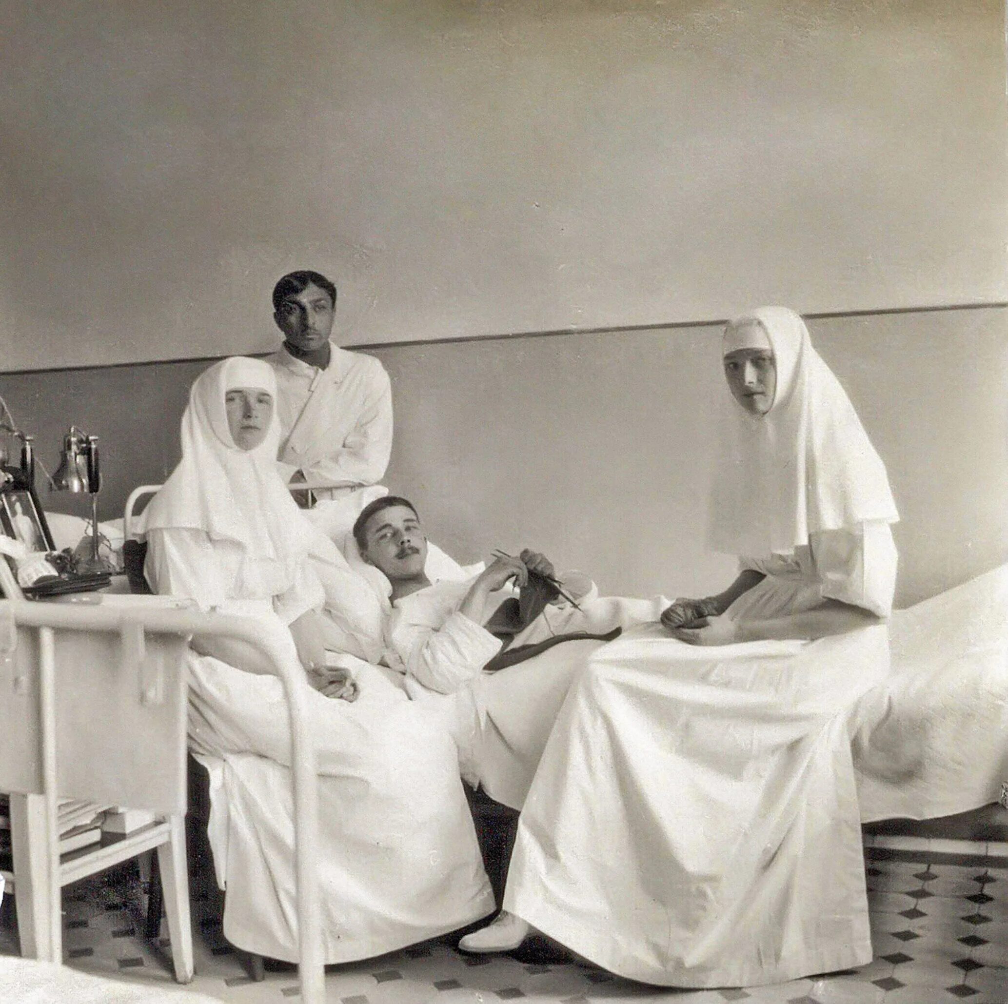 Сестры красного креста. Августейшие сестры милосердия. Сестры милосердия Марфо-Мариинской обители. Княжны госпиталь 1914.