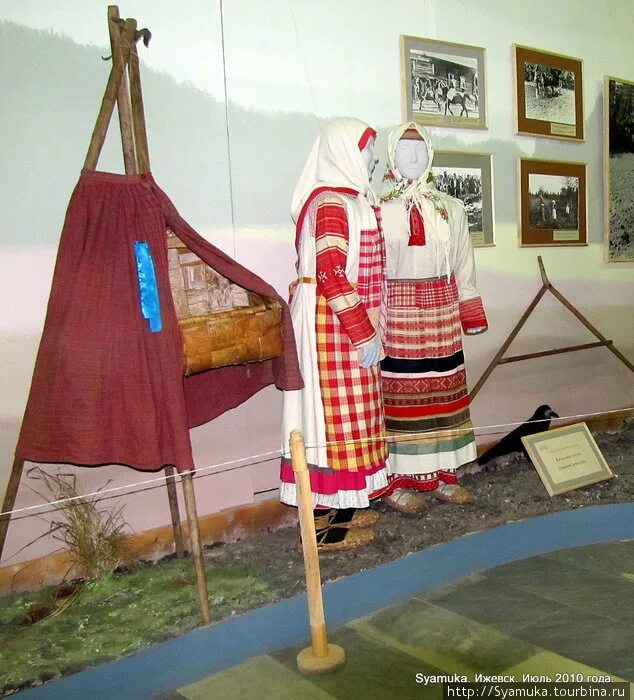 Национальный костюм удмуртов музей. Костюм Северной удмуртке в музее Лудорвай.