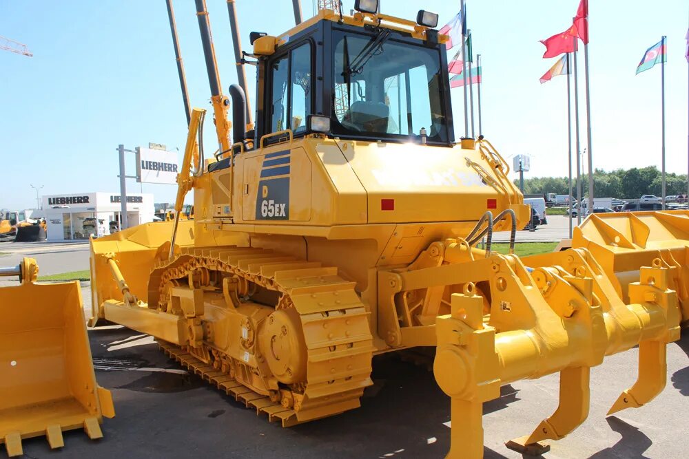 характеристика бульдозера комацу. Komatsu d65px-16. Komatsu d85ex-15. Komatsu d65e-12. бульдозер комацу.