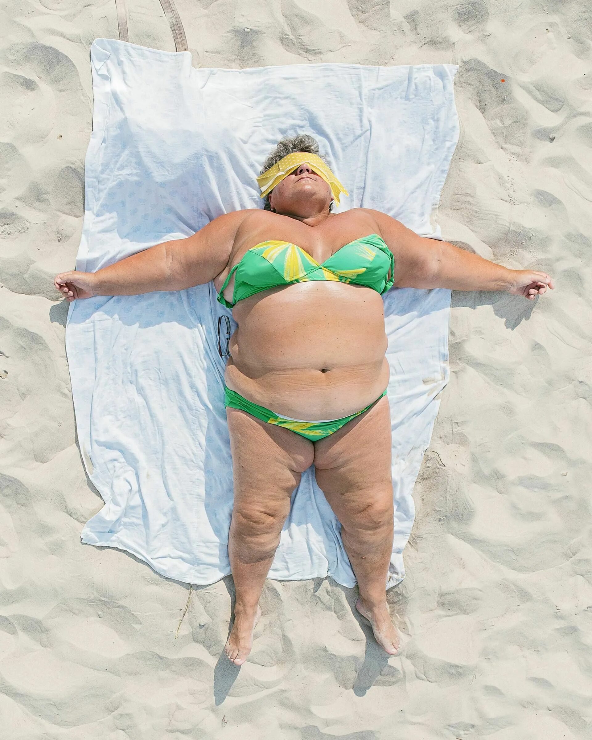 Жирные на пляже. Толстая загорелая женщина. Толстая женщина на пляже.