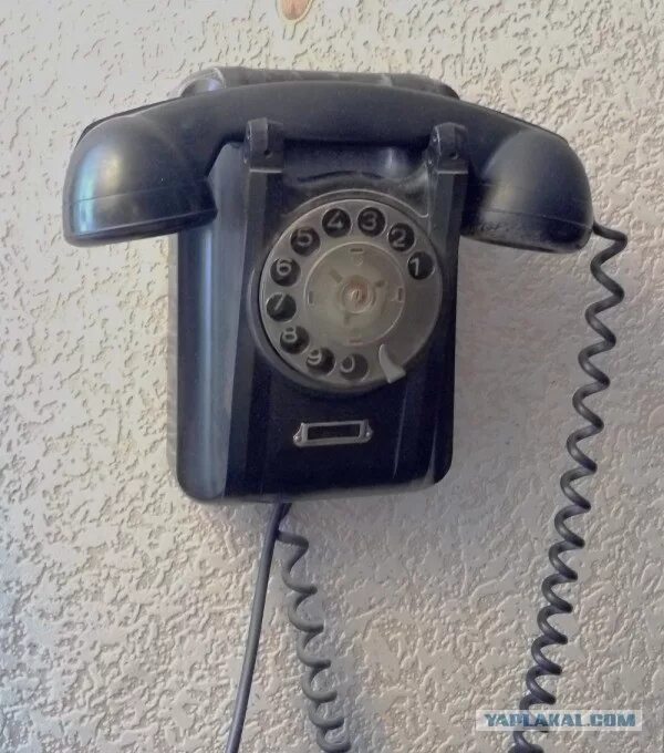 Коммуналка телефон. Телефонный аппарат Протон 308. Эбонитовый телефонный аппарат. Телефонный аппарат на стену. Телефонный аппарат не а стене.