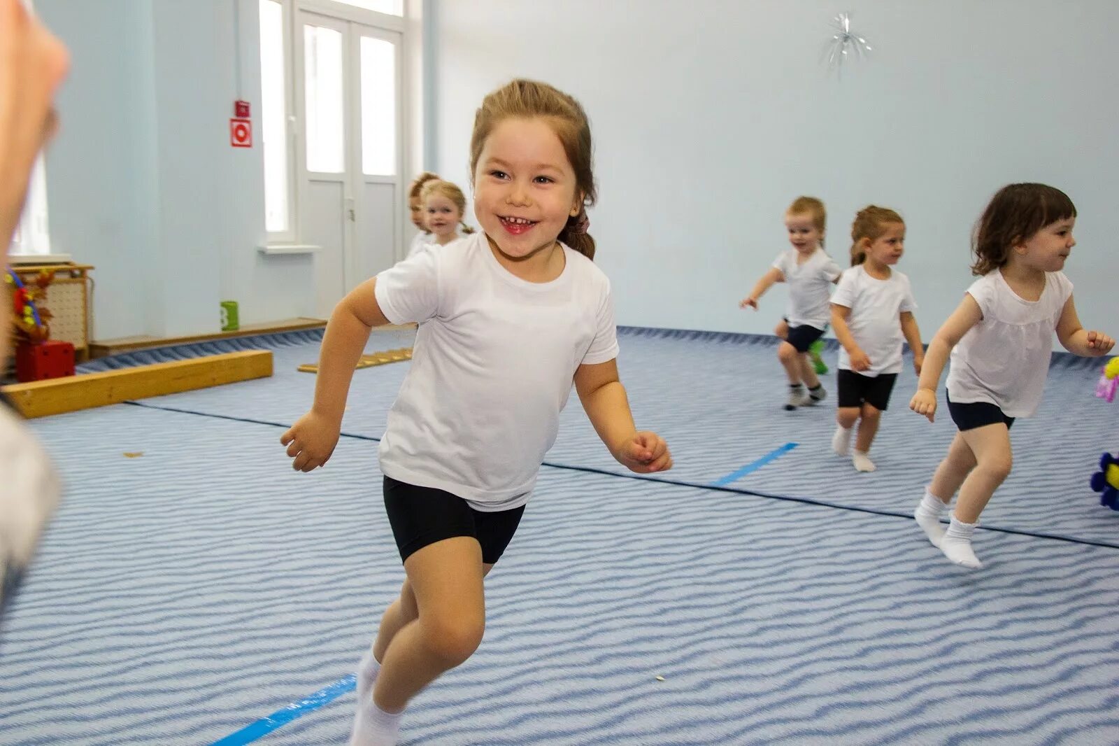 Развитие движений средняя. Физкультура в детском саду. Спортивные занятия в детском саду. Дошкольники на занятиях физкультурой. Бег детей в саду.