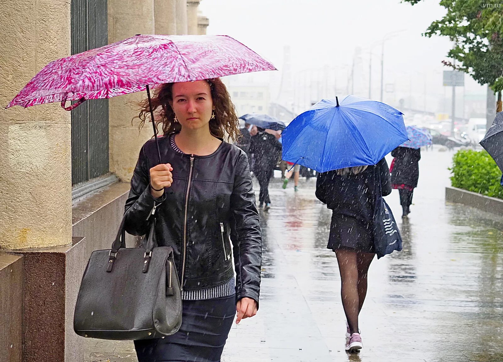 Небольшой дождь. Дождик в Москве. Небольшой дождь в Москве. Москва в дождливую погоду. Неделя будет дождливо