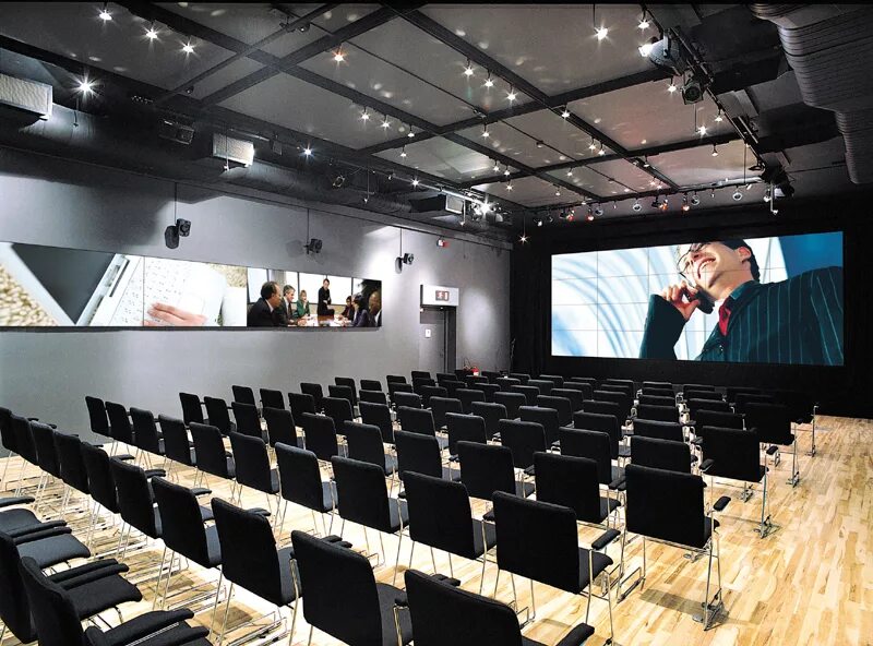 Светодиодный экран в конференц зале. Экран для проектора в классе. Экран для проектора в классе. Экран в аудитории. Мультимедийный проектор с экраном.