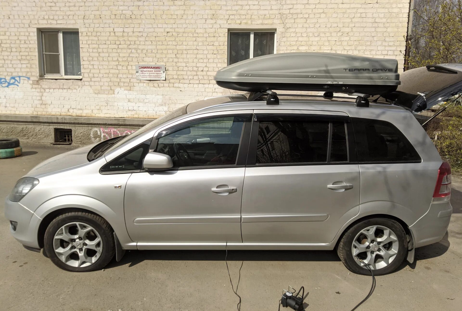 Багажник на крышу опель зафира 2003. Opel zafira c багажник. Багажник на крышу автомобиля опель зафира б. Бокс на крышу опель мерива б. Рейлинги опель зафира.