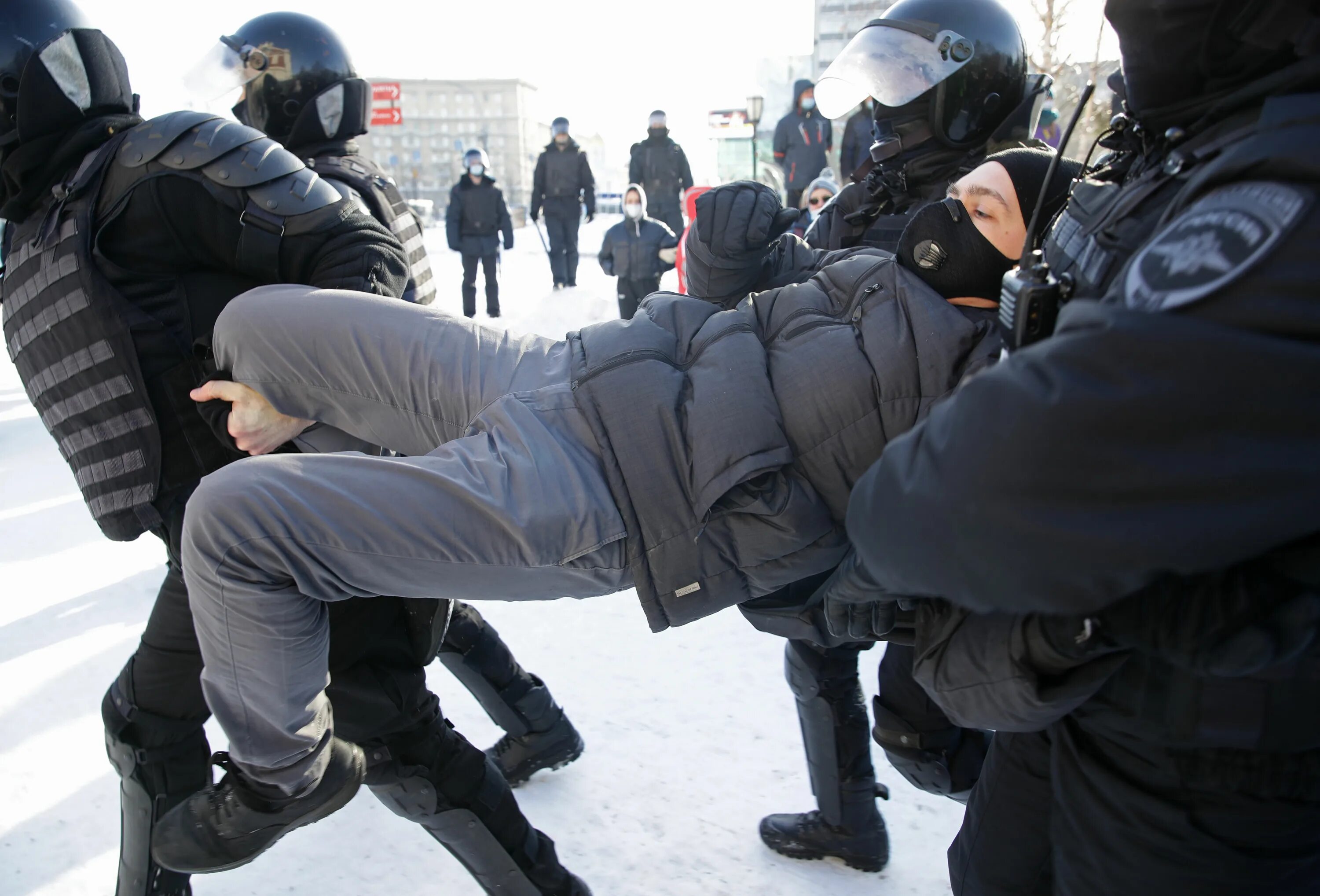 Полиция задерживает митингующих. Москва митинг что происходит