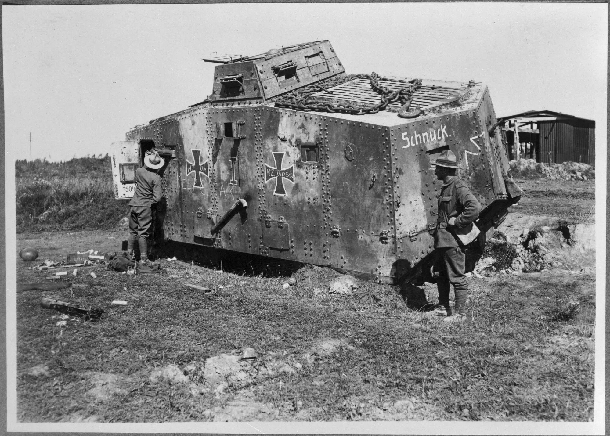 Немецкий танк 7. Немецкий танк а7v. Танк первой мировой a7v. A7v Schnuck. Тяжелый танк a7v Германия 1917.