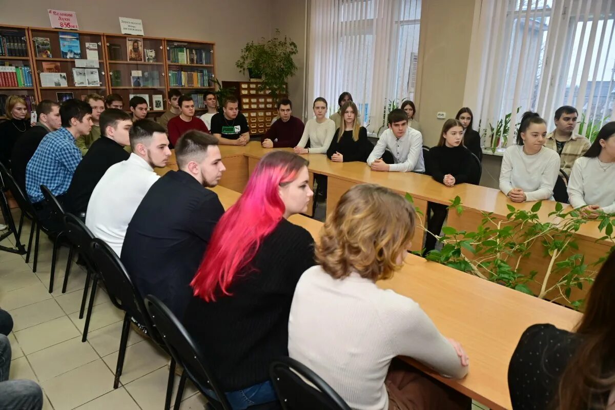 Обсудили молодежь. Студенты в театре. Студенты фото. Молодежь. Молодёжь обсуждает философию.