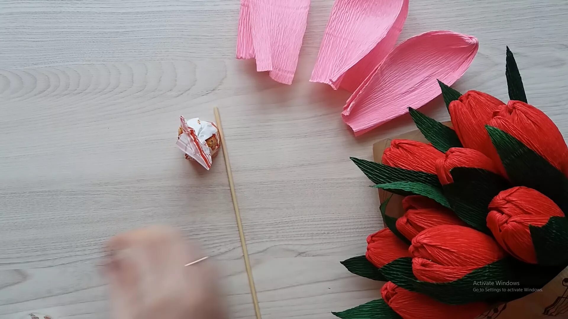 Мастер класс тюльпаны. Тюльпан гофробумага. тюльпан попугайный из гофрированной бумаги. букет тюльпанов из гофрированной бумаги. тюльпаны из гофробумаги.
