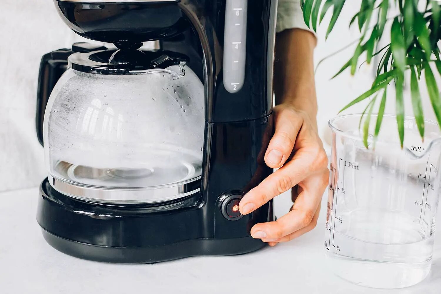 Как почистить кофеварку. Чистка кофемашины. cleaning system coffee machine. steam кофеварка clear с иголкой. как почистить кофемашину.