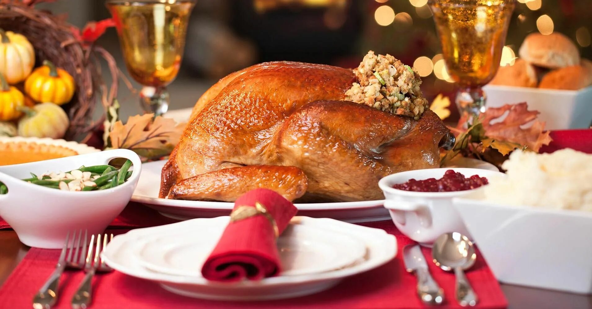 Thanksgiving turkey. Ужин. Накрытый стол с курицей. День Благодарения праздничный стол. Вкусный праздничный ужин.
