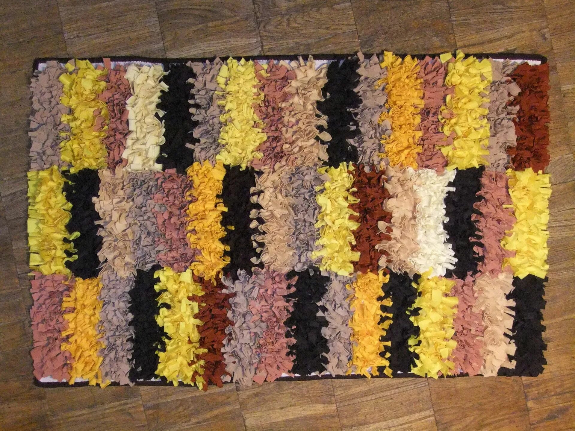 Pin by Amineh1988l on دیاموند Scrap fabric crafts, Diy pom pom rug, Paper crafts