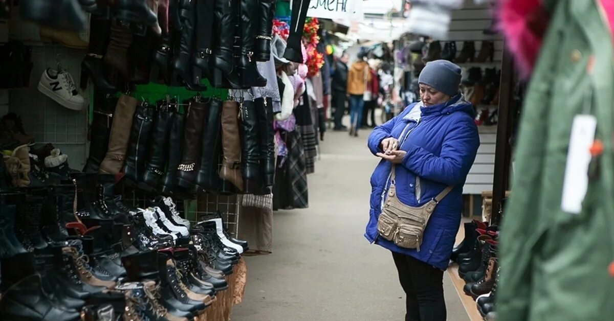 Купил на рынке папа. Рынок одежды. Базар одежда. Рынок обуви. Примеряет одежду на рынке.