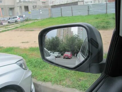 Водитель видит в зеркале заднего