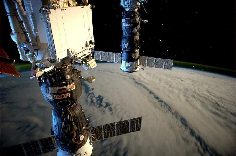 Сколько станций в космосе сейчас. Камера на МКС. Вид со станции МКС. Международная Космическая станция МКС. Космические станции на орбите земли.