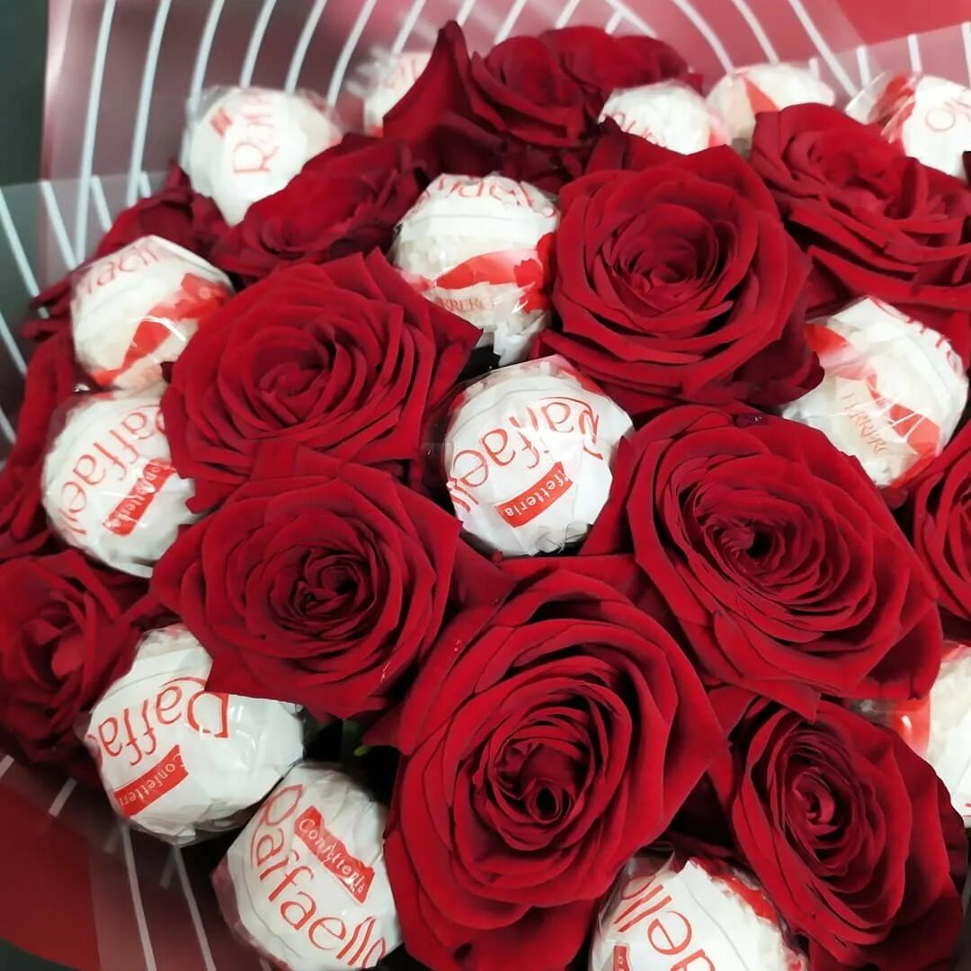 Букет из роз и рафаэлло. Розы несколько штук. Рафаэлло конфеты цветок. Букет с розами и рафаэлло. Букет цветов с рафаэлло.