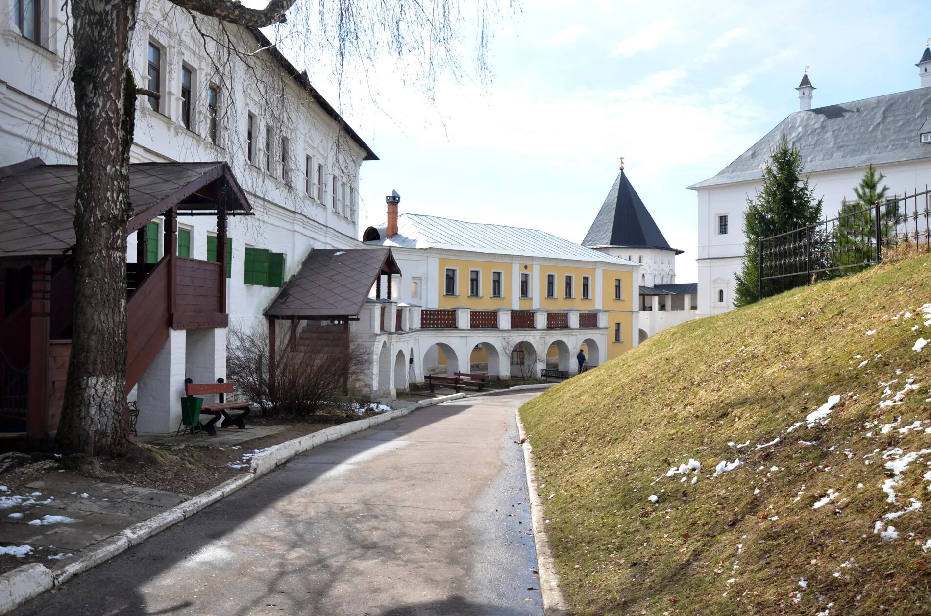 Погода в звенигороде на сегодня. Братские корпуса Саввино-Сторожевский монастырь. Братский корпус монастыря. Братский корпус Бобренева монастыря. Звенигород центр города.