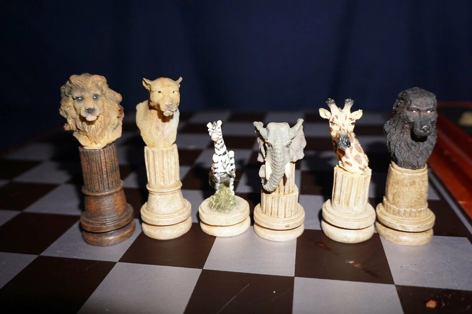 Шахматы нарния. Шахматы фигуры в виде зверей. Сычугов лев шахматы. Шахматы нарния. Шахматы лев.