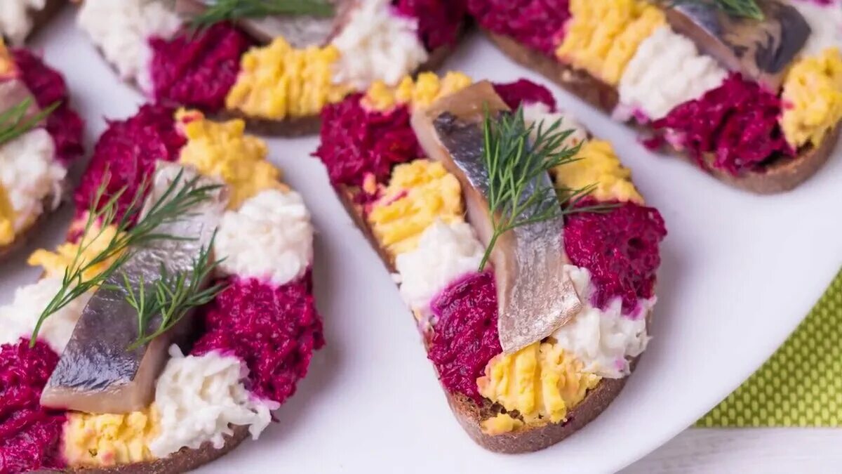 Бутерброды с сельдью и свеклой. Бутерброды со свеклой яйцом. Бутерброды со свеклой яйцом. Брускетта с сельдью и свеклой. Бутерброды со свеклой яйцом.