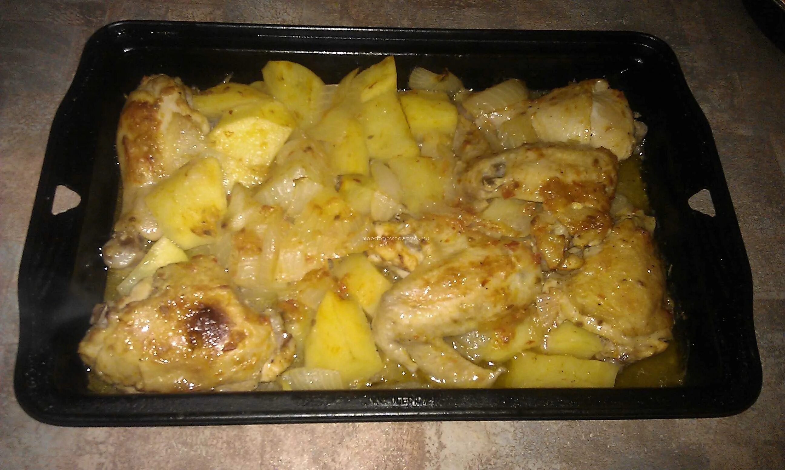 Курица с картошкой в духовке. Курица в духовке кусочками с картошкой. Запеченный картофель с курицей. Запеченная курица с картошкой в духовке.