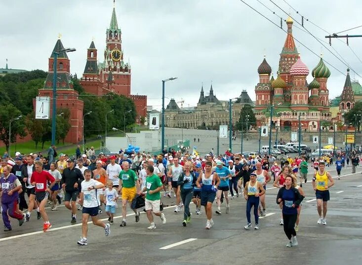 Спортсмены города. Московский Международный марафон. Марафон 42,195. Московский полумарафон Кремль. Спортивные мероприятия в Москве.