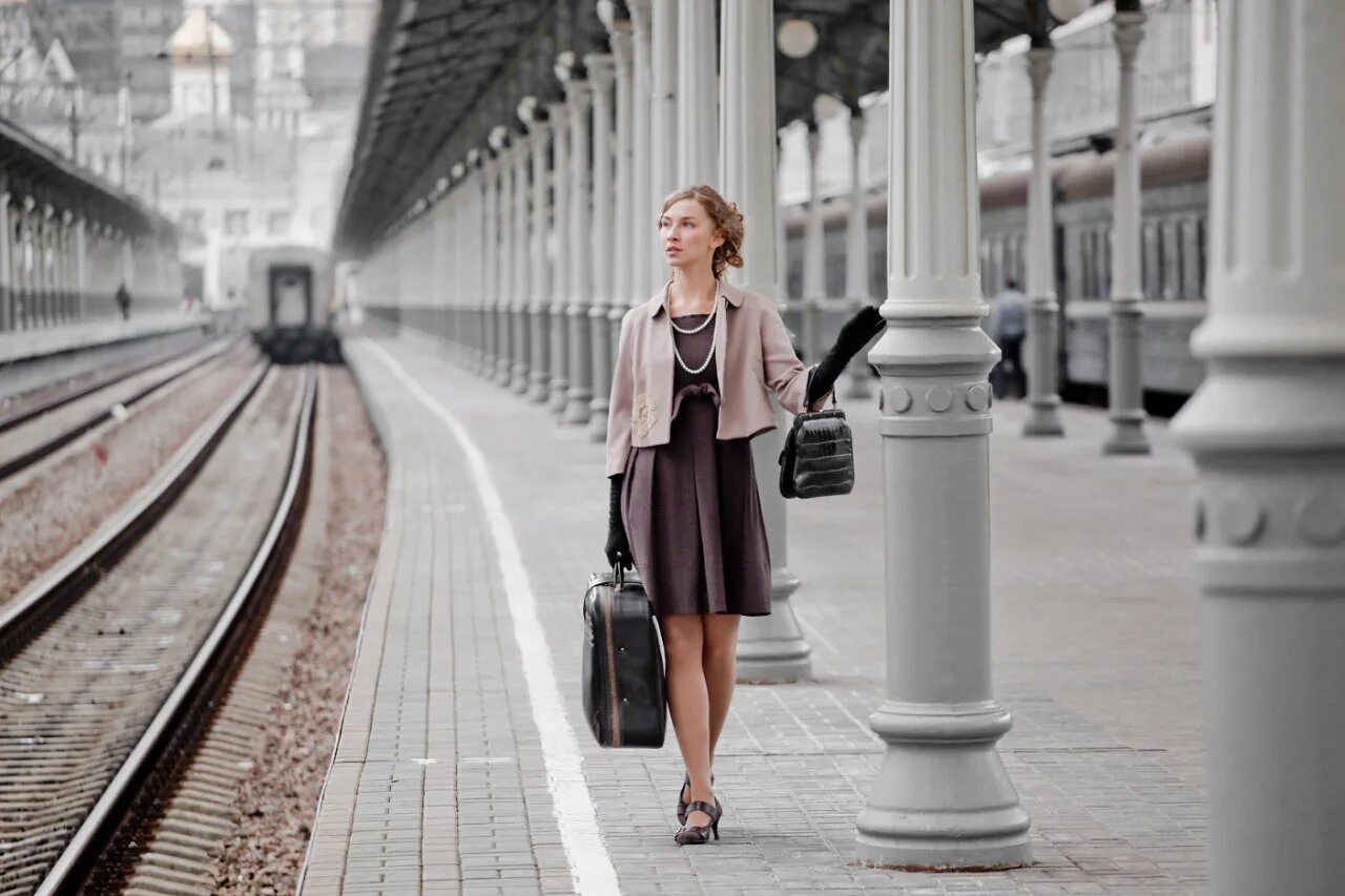 Девушка на вокзале. Фотосессия на вокзале с чемоданом. Девушка на вокзале с чемоданом. Девушка на перроне вокзала.