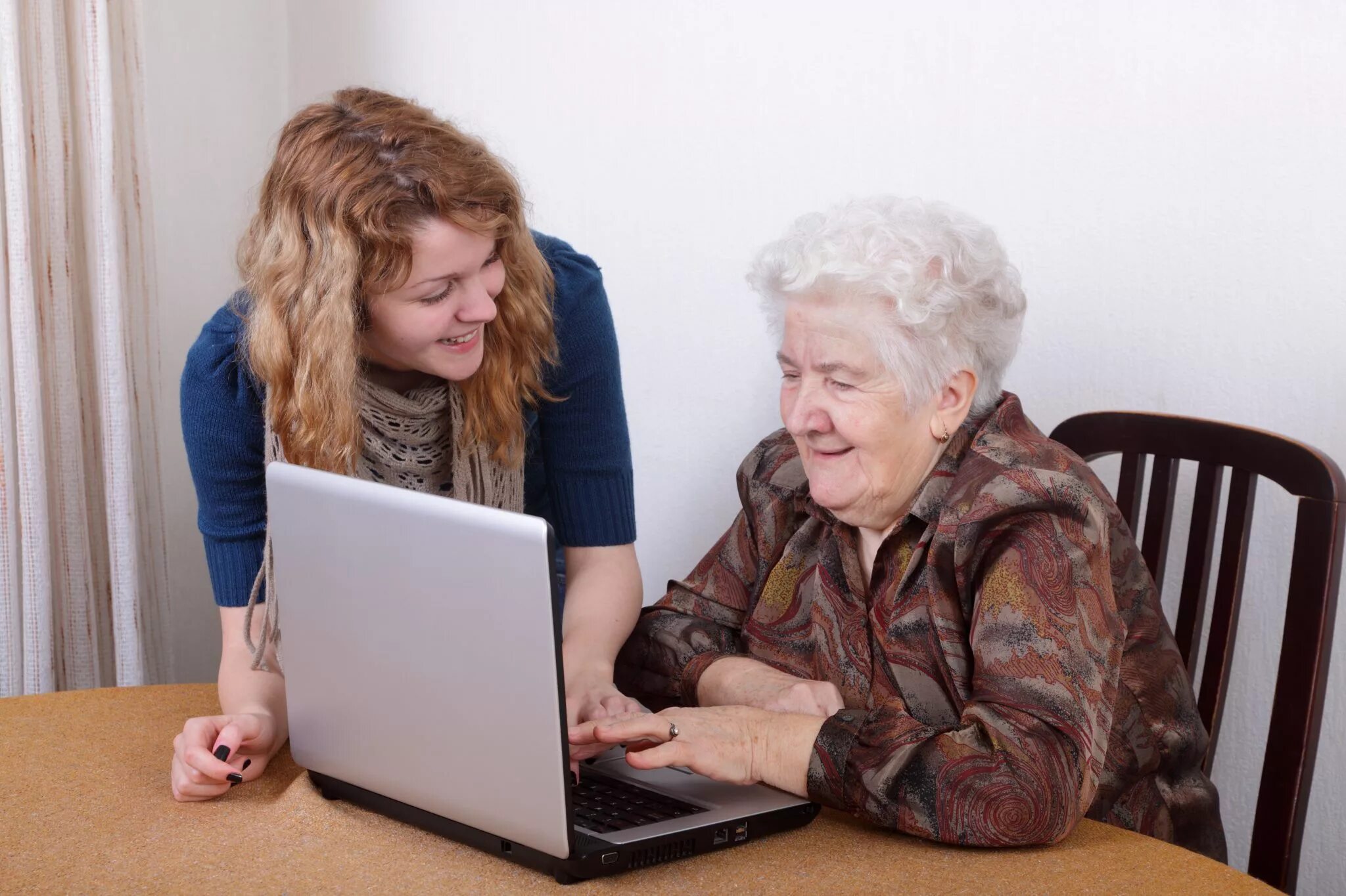 Пожилые люди и компьютер. Бабушка и компьютер. Пенсионеры в интернете. Освоить компьютер пенсионеру.