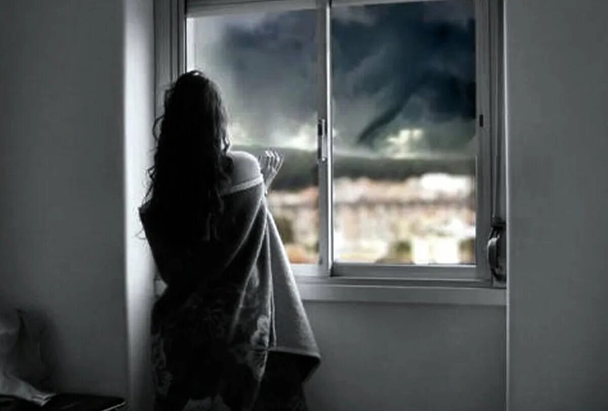 Разлука. Разлука картинки. Воспоминания о любимом. Тоска по человеку цитаты. Девушка сидит у окна ночью.