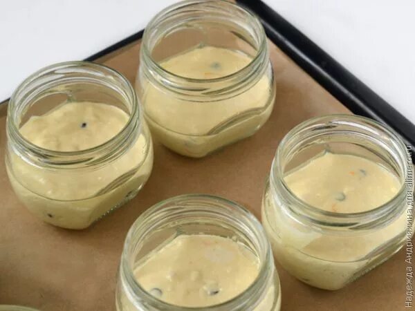 консервированная выпечка. кулич в банке. кекс в банке. стеклянные баночки для подачи блюд. консервированный кекс.