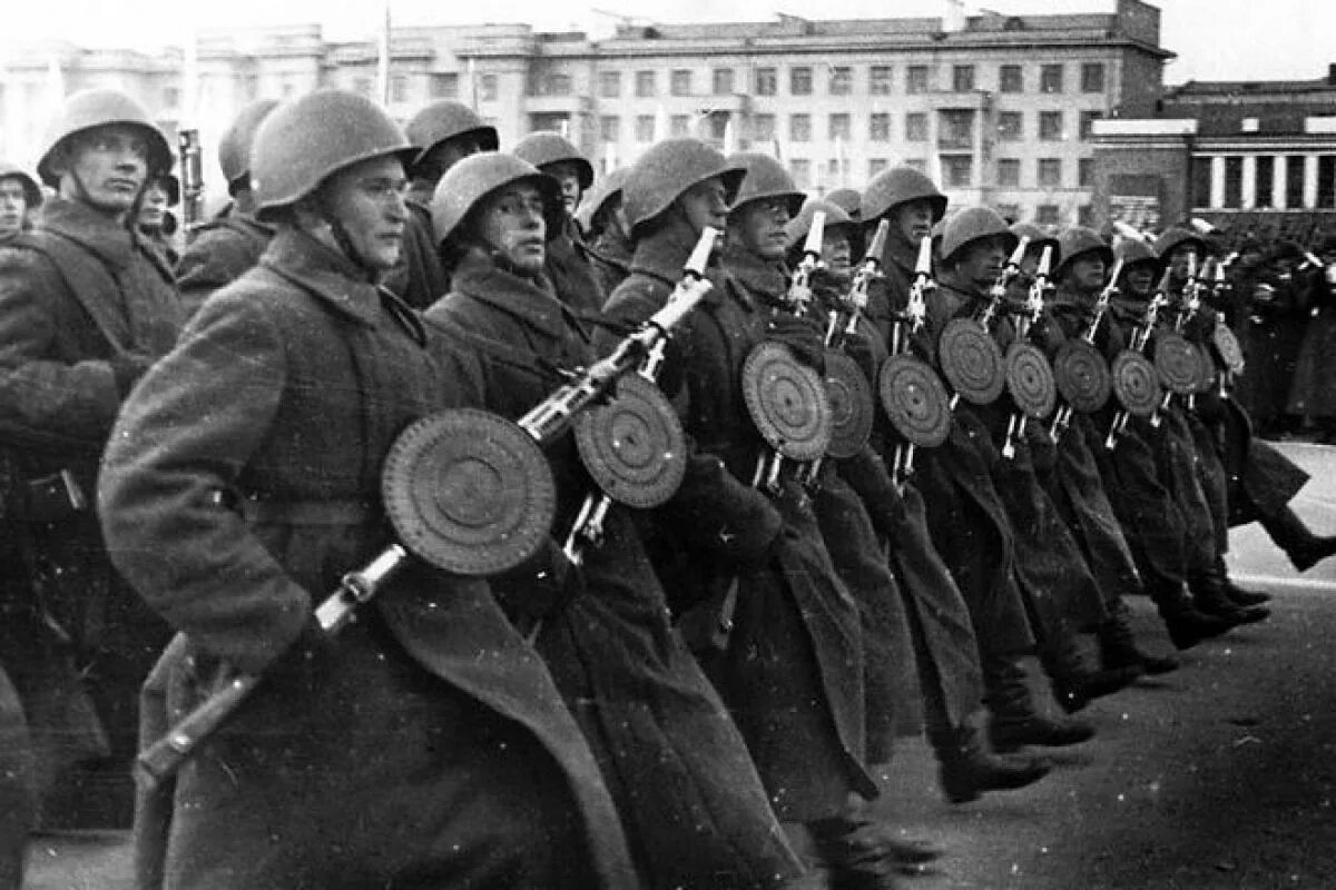 Парад 7 ноября 1941 года в Куйб. Парад в Куйбышеве в 1941. Парад 7 ноября в Куйбышеве. Куйбышев парад 1941 года. Парад во время войны