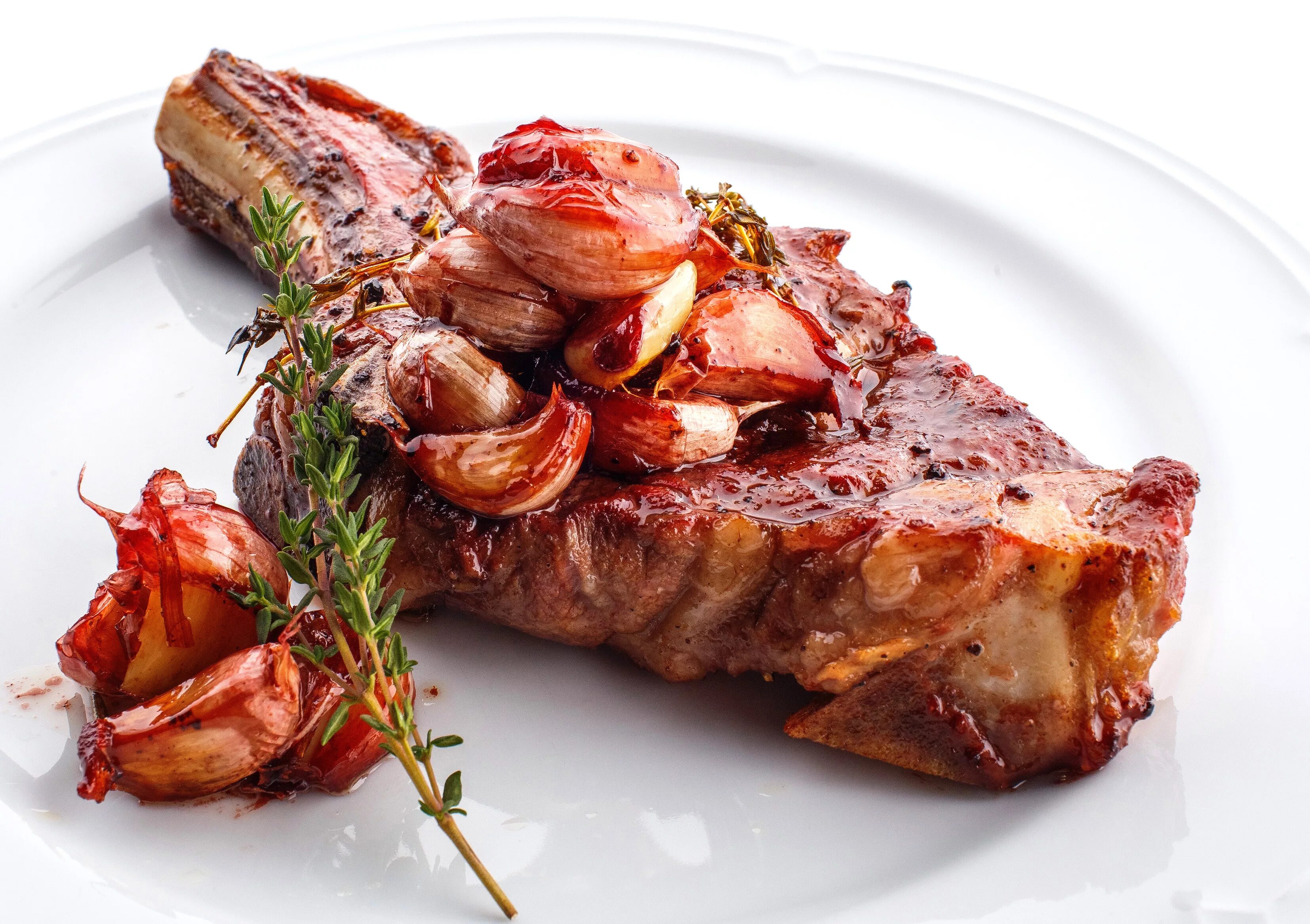 Запеченная свиная корейка. Свиная корейка запеченная в духовке. Корейка свиная в маринаде. Корейка свиная на кости в духовке сочная и мягкая. Как приготовить корейку на кости из свинины.