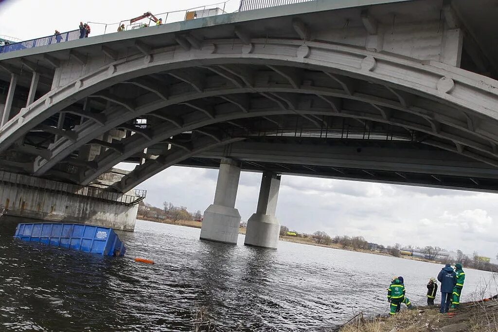 Под мостом поймали. Место под мостом. под мостом сверху. под мостом мостом под городом городищем. gr под мостом.