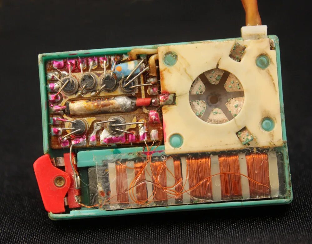 Радиоприемник микро 1965. Микро приемник Спектрум. Микро радиоприемник 1970х. Советский радиоприёмник «микро», 1965.