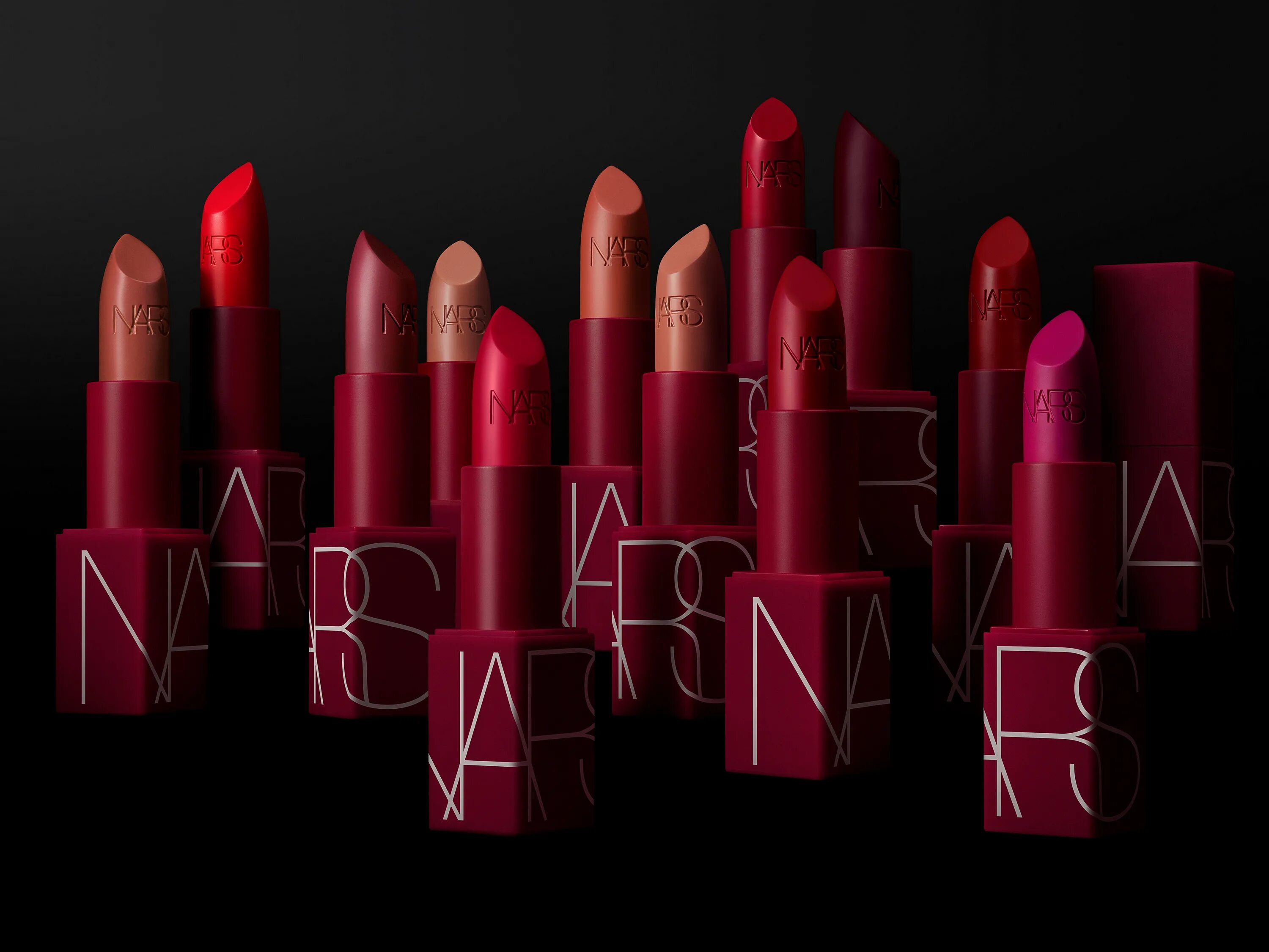 Новые губные помады. Shiseido rouge rouge губная помада цвет. Помада мейбелин матовая. Maybelline new york помада для губ "color sensational" 373. Новые губные помады.