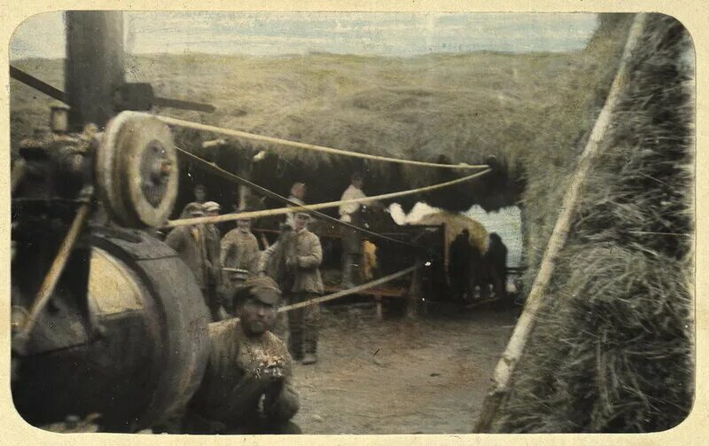 Артели человек. Молотилка 1930. Первые советские молотилки. Молотилка для зерна. Молотьба зерна в СССР.