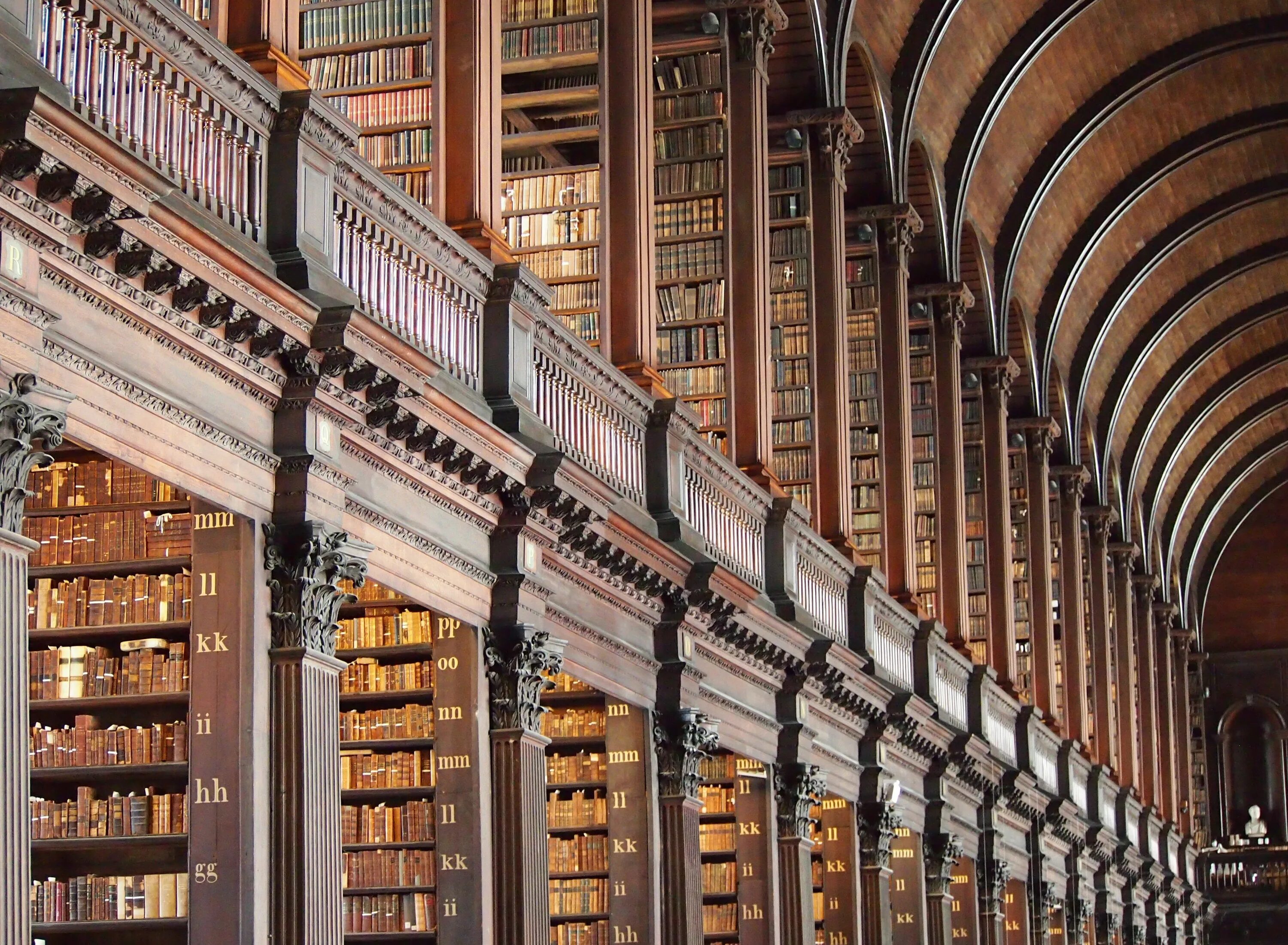 Библиотека library. Библиотека тринити-колледжа в дублине. библиотека тринити-колледжа, дублин, ирландия. ирландия тринити колледж в дублине. библиотеки тринити-колледжа (1676–1684) в кембридже.