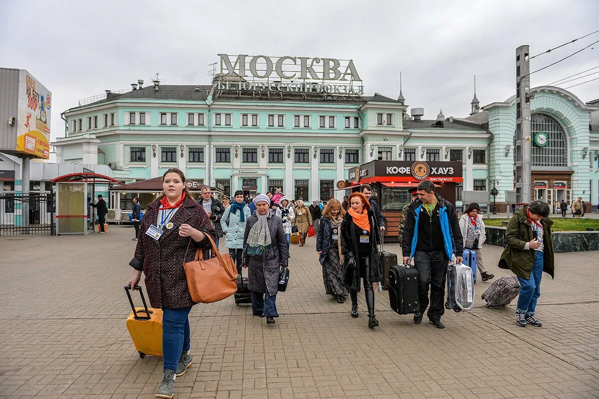 Переехать из москвы в петербург. Белорусский вокзал. Вокзалы Москвы. Белорусский вокзал в г Москве. Приезжие вокзалов Москвы.