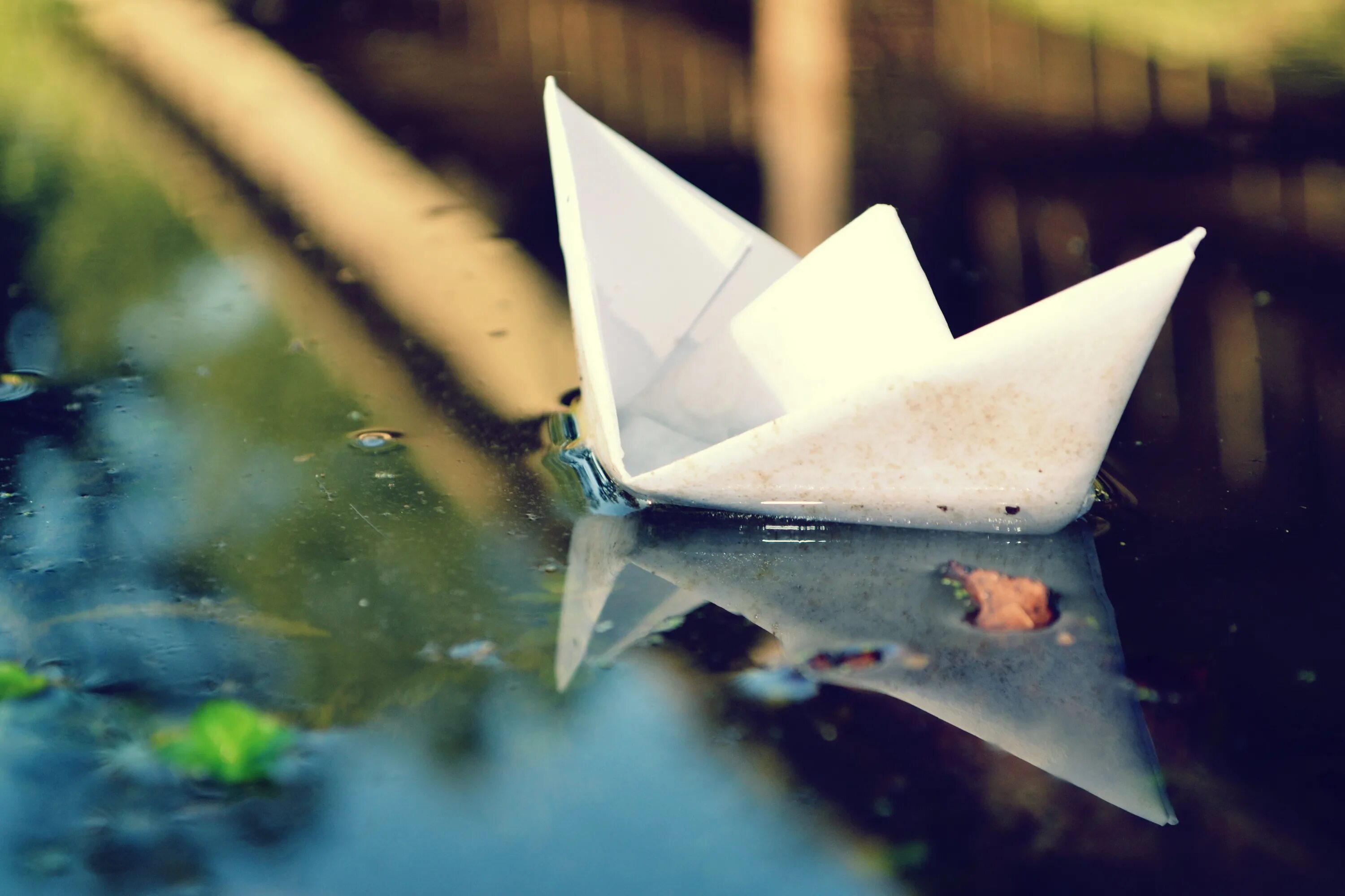 Весенний кораблик из бумаги. Бумажный кораблик. Маленький бумажный кораблик. Красивый бумажный кораблик. Бумажный кораблик в луже.