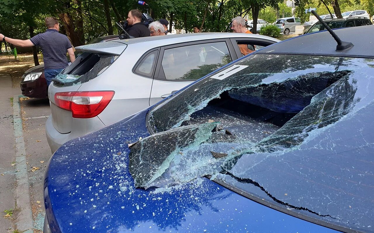 Вандалы машин. Стоянка разбитых автомобилей. Поломанная машина.