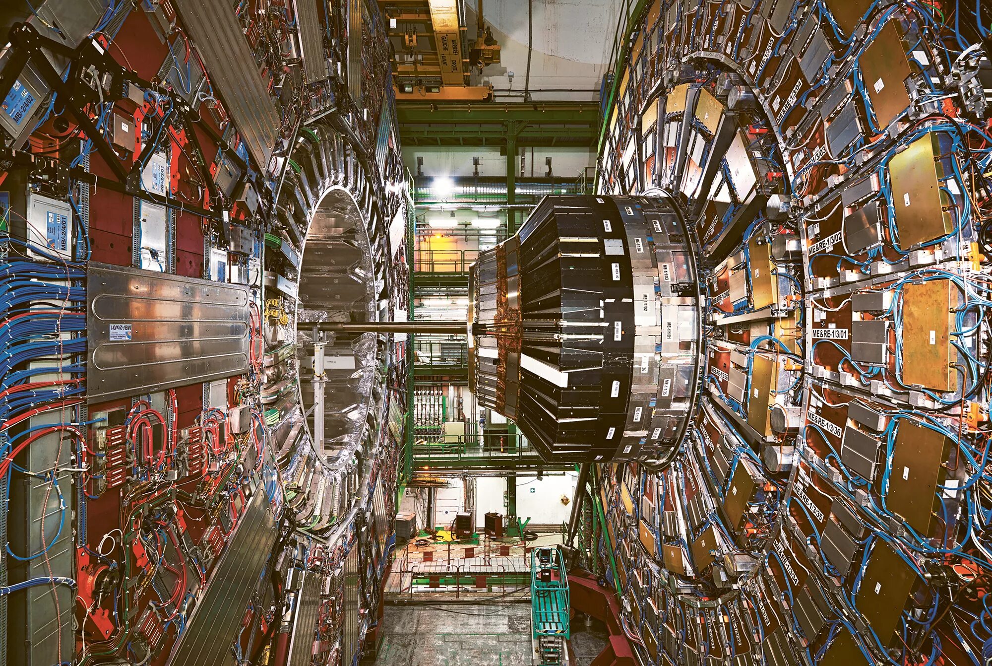 Ускоритель атомных частиц. Большом адронном коллайдере в ЦЕРНЕ. Швейцария ЦЕРН коллайдер. Коллайдер в Женеве. Большом адронном коллайдере (LHC.