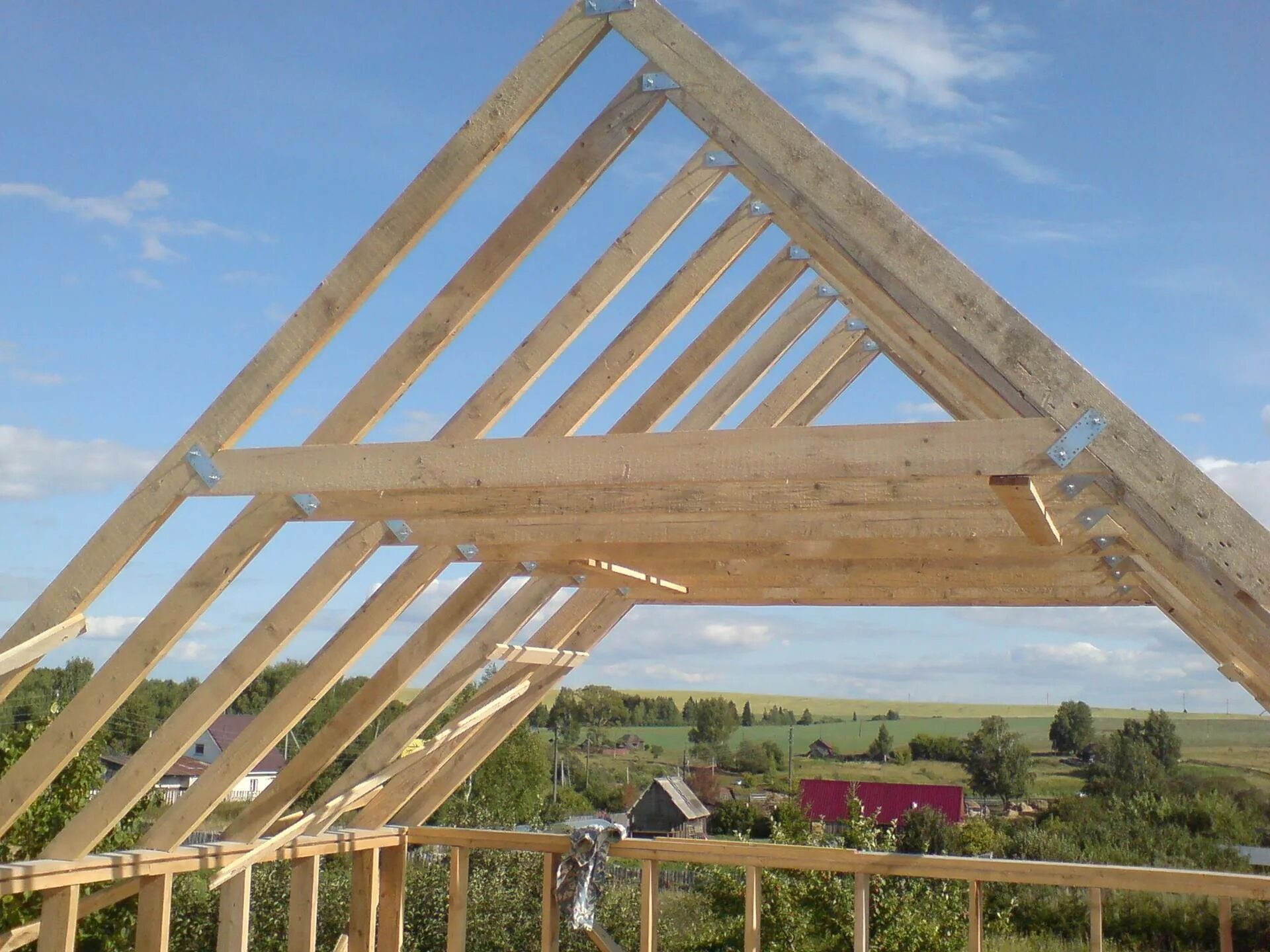 This video will show you how to figure length and cut a common rafter for a gabl