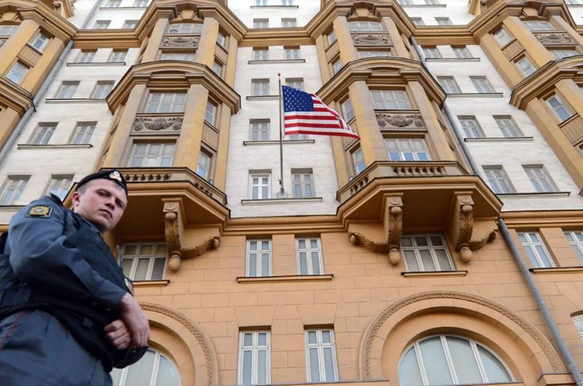 Посольство сша экстремисты. Посольство США В Москве. Посольство России в США. Послльтсвосша в Москве. Американский Консул в Москве.