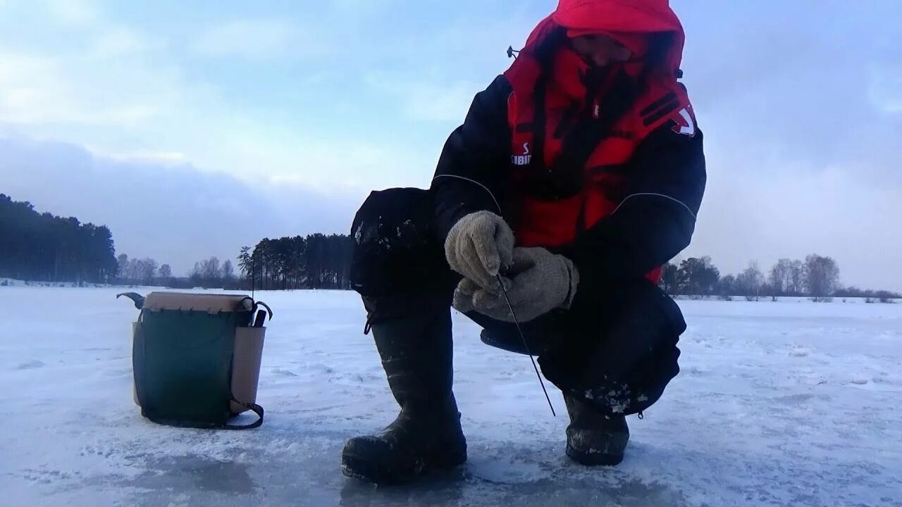Рыбак на льду видео. Рыбак на льду видео. Рыбак на льду видео. Карась на льду. Рыбак на льду видео.