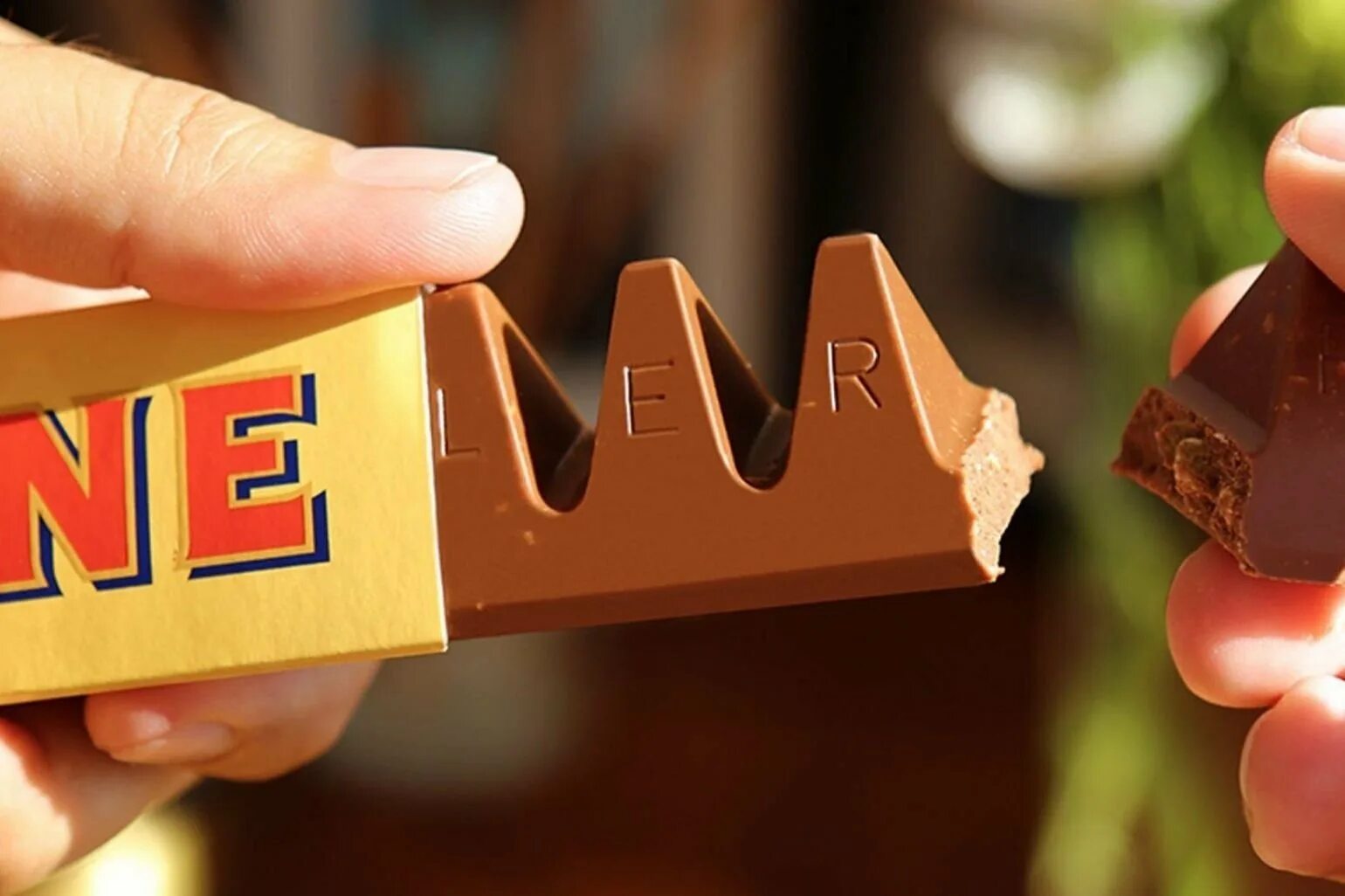 Я сама оригинал. Шоколад швейцарский Toblerone. Toblerone шоколад Швейцария. Швейцарская шоколадка Toblerone. Шоколад пирамидками Toblerone.