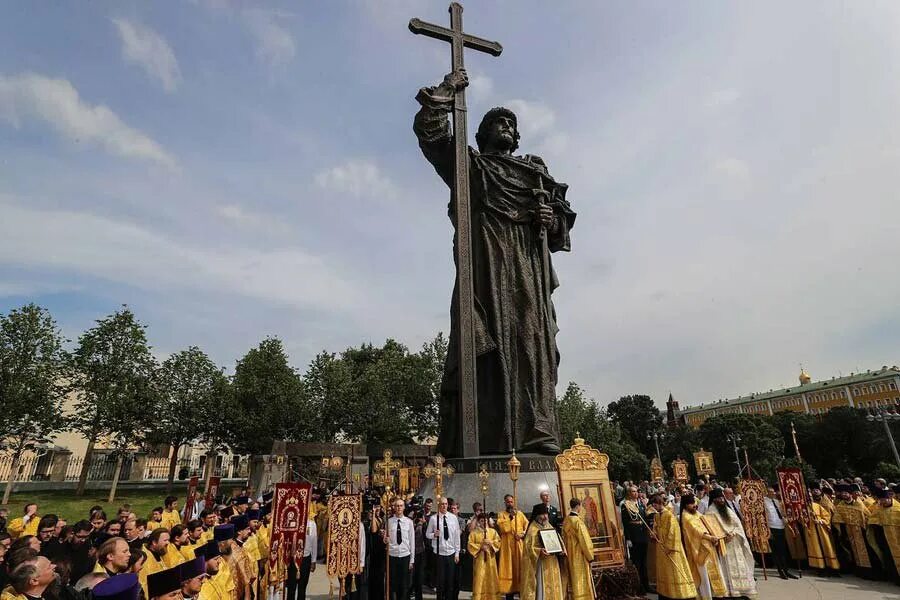 С 28 июня по 28 июля. 28 Июля день крещения Руси. Памятник в Москве Владимиру князю день крещения Руси. С днем крещения Руси равноапостольным князем Владимиром.